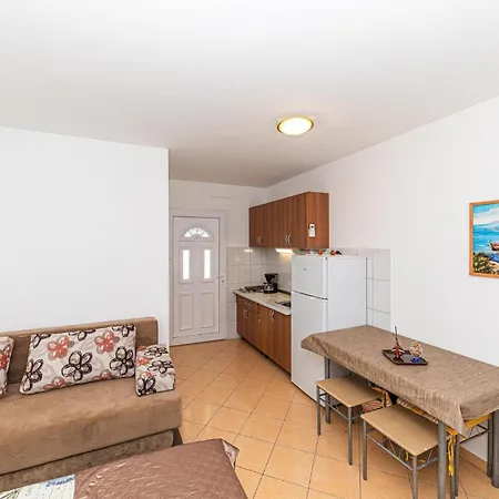 בית נופש Cozy In With Outdoor Swimming Pool *
