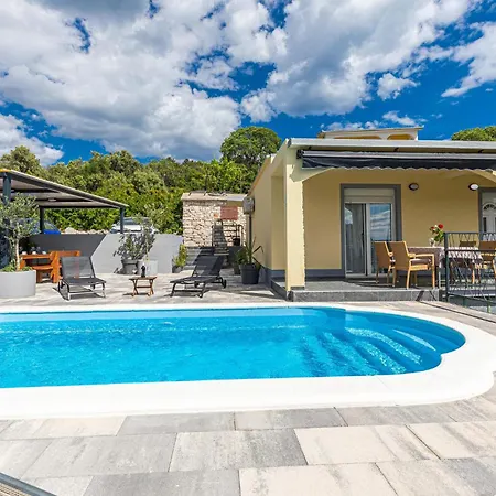 Casa vacanze Cozy In With Outdoor Swimming Pool