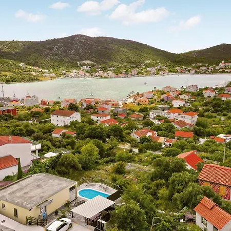 Cozy In With Outdoor Swimming Pool Casa vacanze Vinišće