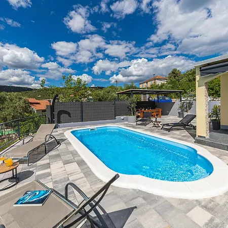 Cozy In With Outdoor Swimming Pool Casa vacanze Vinišće