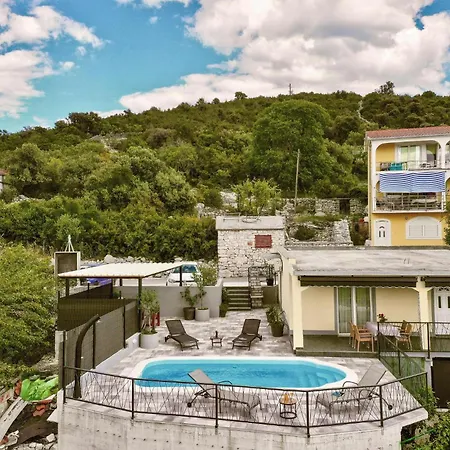 Casa vacanze Cozy In With Outdoor Swimming Pool Vinišće