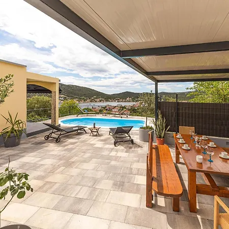 Cozy In With Outdoor Swimming Pool *