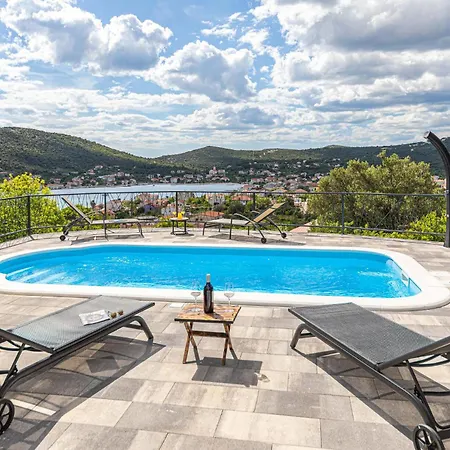 Cozy In With Outdoor Swimming Pool * Vinišće